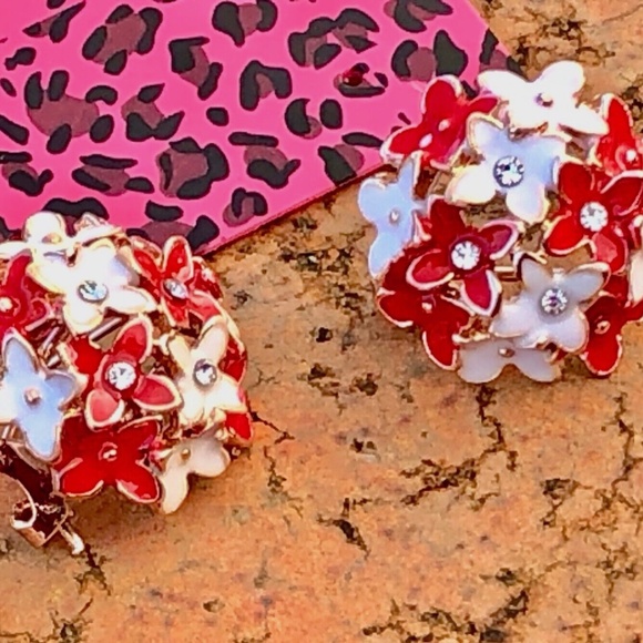 NWT BETSEY JOHNSON Red White Enamel & Rhinestone Flower Cluster Pierced Earrings - Picture 2 of 5